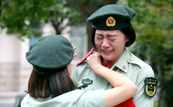 实拍女兵退伍的感人画面最后那张女军人亲吻军旗
