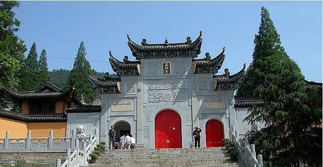 黄州的东坡赤壁,青云塔;红安的七里坪,红安烈士陵园,大圣寺塔,天台山