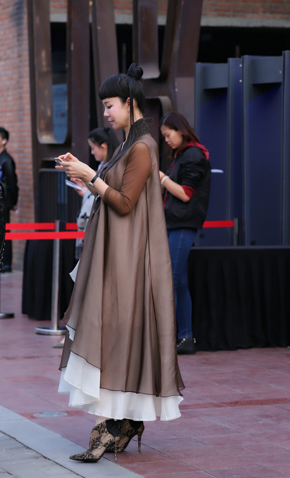 街拍北京798艺术区邂逅一位女人她的魅力和气质很吸引人