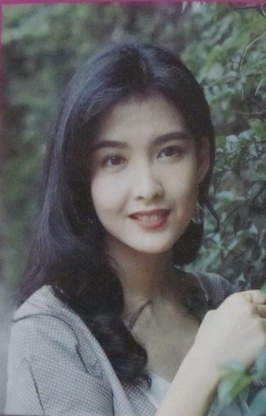 没有刘海儿遮额头的12幅周慧敏美照,均为早期拍摄的挂历杂志照