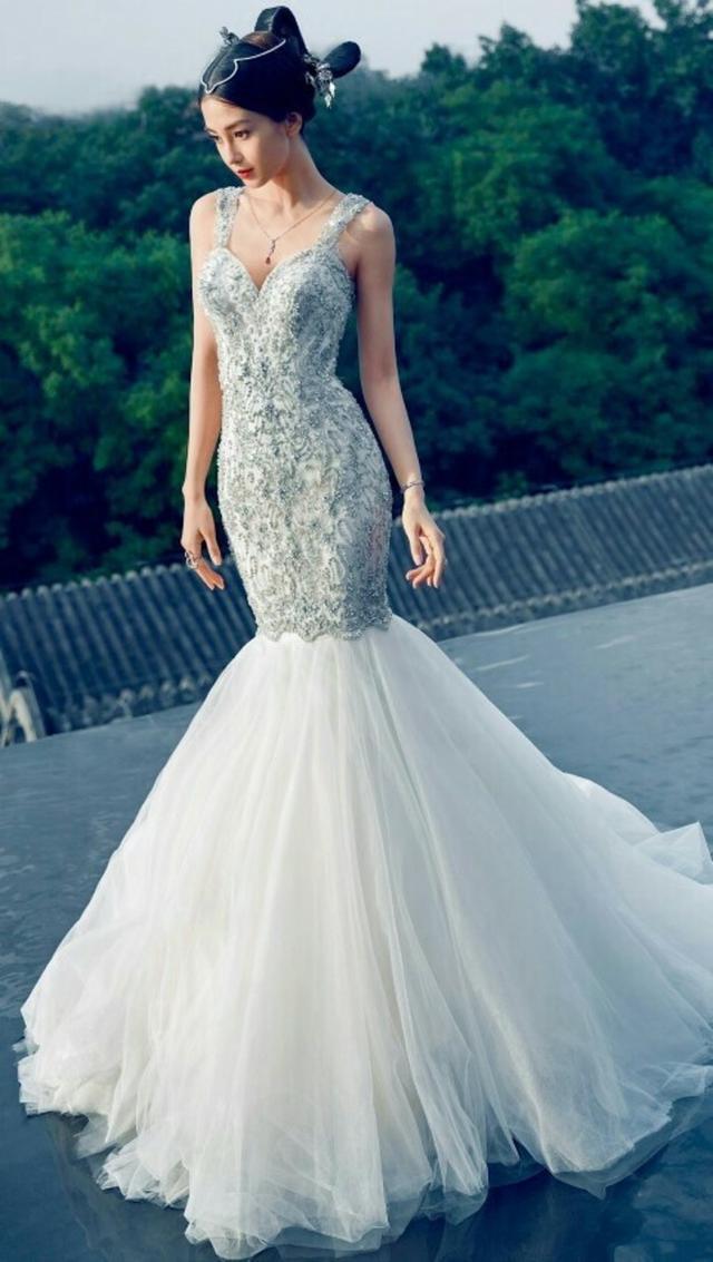 37岁范冰冰与37岁秦岚同穿鱼尾裙,网友:这差距也太大了吧?