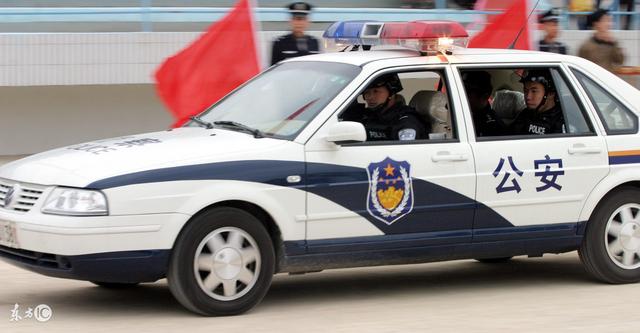 人民警察抓捕犯人为什么要鸣笛?请看标准答案!