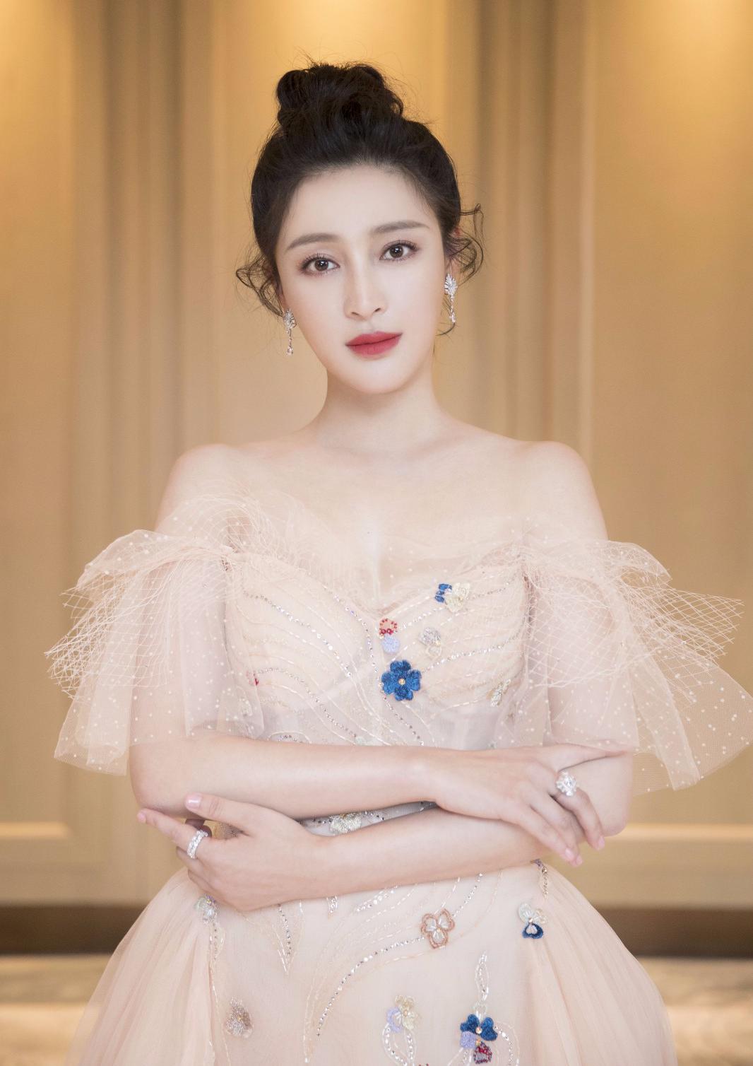 甘婷婷香槟色礼服甘婷婷出席活动甘婷婷侧颜甘婷婷