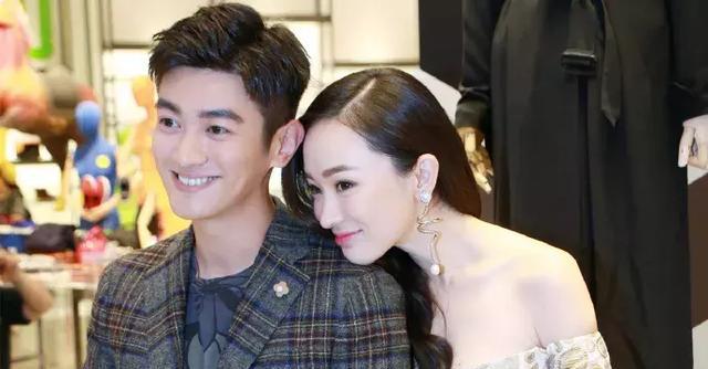 说起来杜江和霍思燕的缘分真是很奇妙,上大学的时候郑恺贴了一张《我