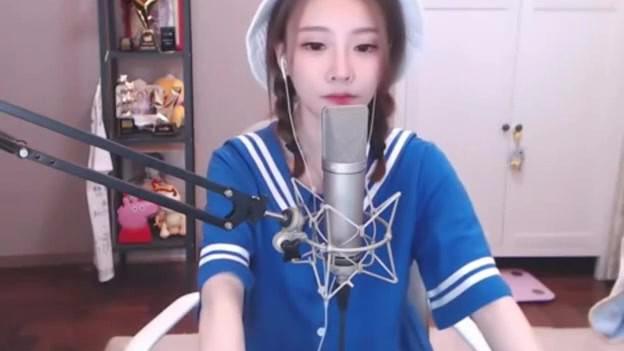 难得一听!街头艺人翻唱抖音神曲《拥抱你离去