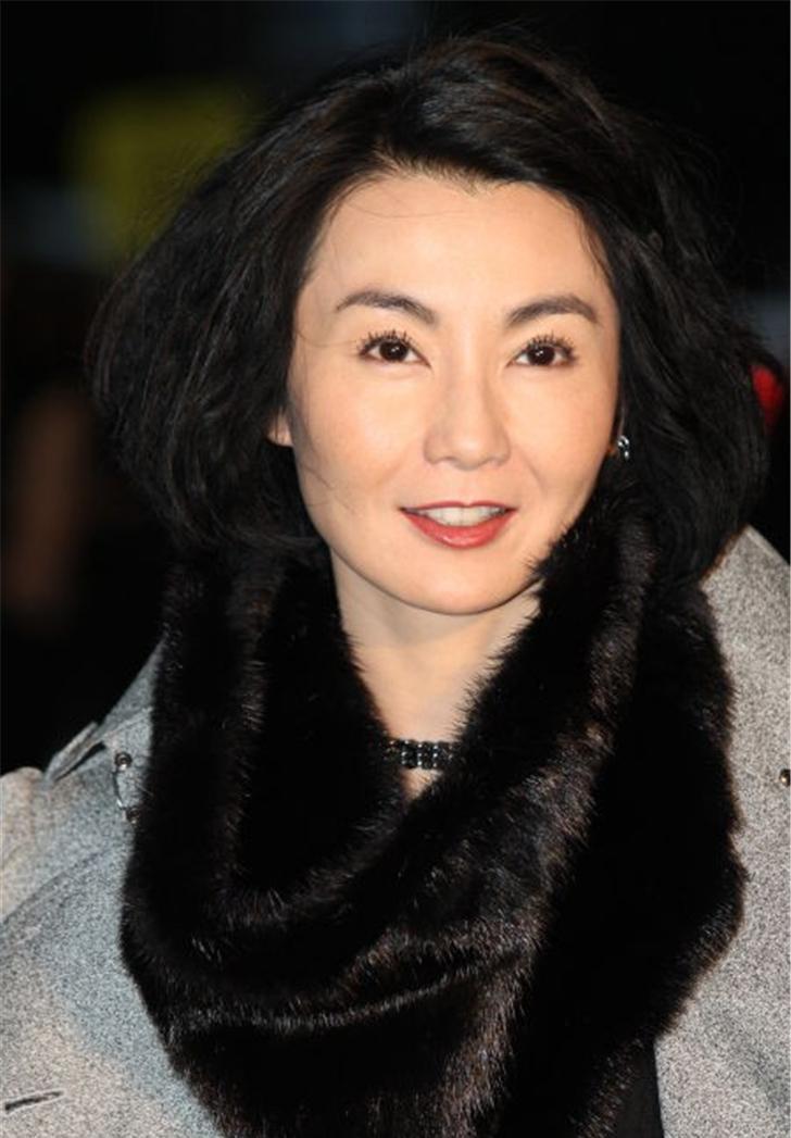 53岁张曼玉街拍 高挑女神气质未变 人虽老珠不黄