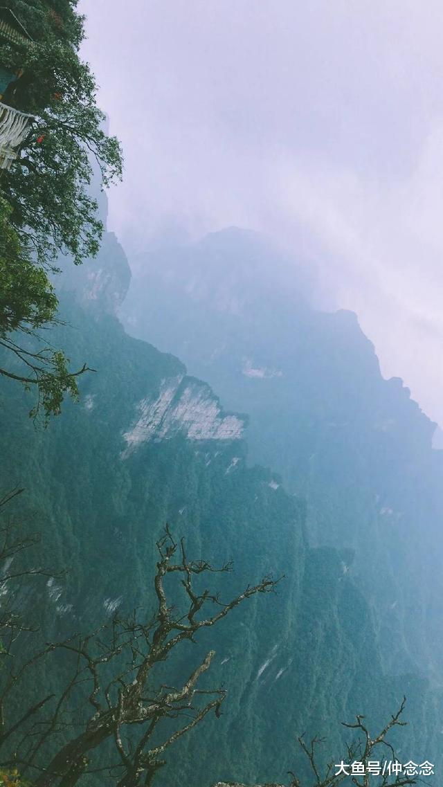 爬山很累,但是山顶的风景很美,山如人生,使我清醒,也使我在前行的