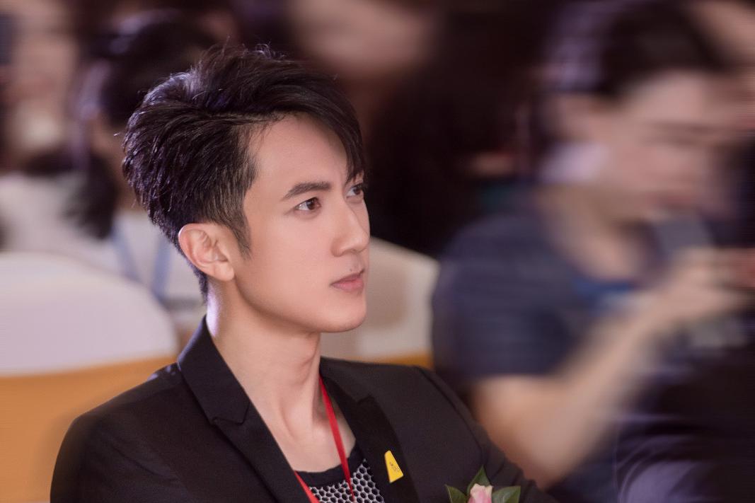 型男吴尊空降南宁 帅气出席发布会人气爆棚