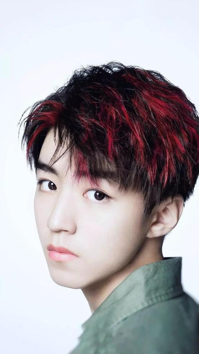 王俊凯为了某代言染了两次头发,这一次的颜色有点不一样