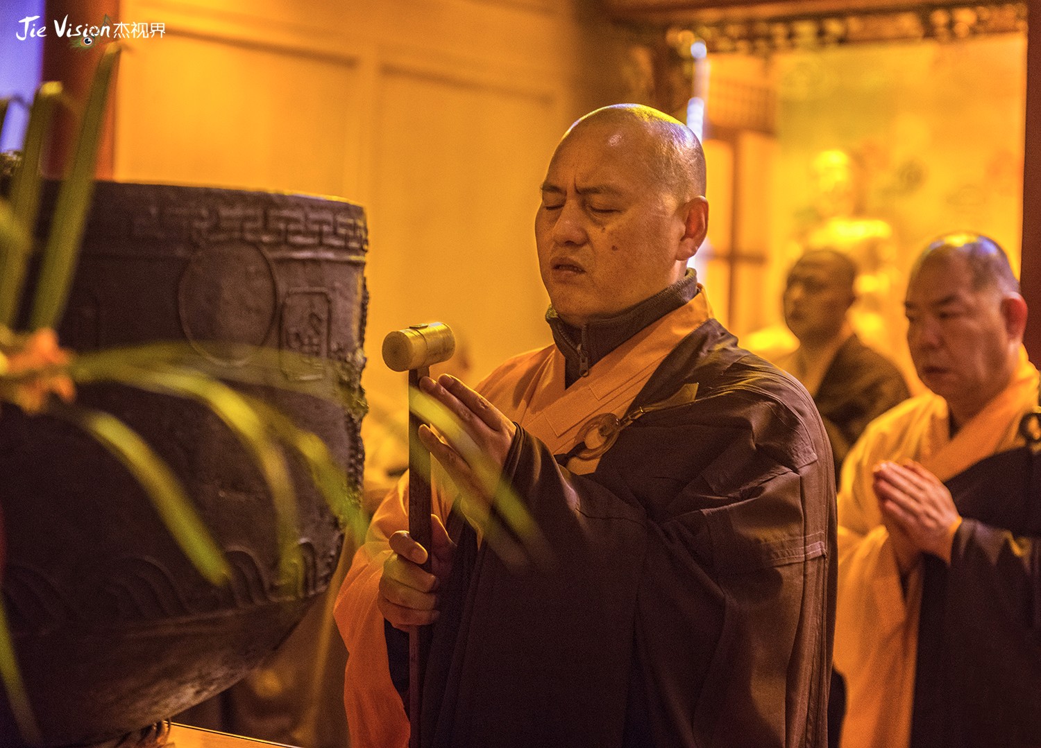 夜探峨眉古刹万年寺 你绝想不到它是这样的神秘惊艳!