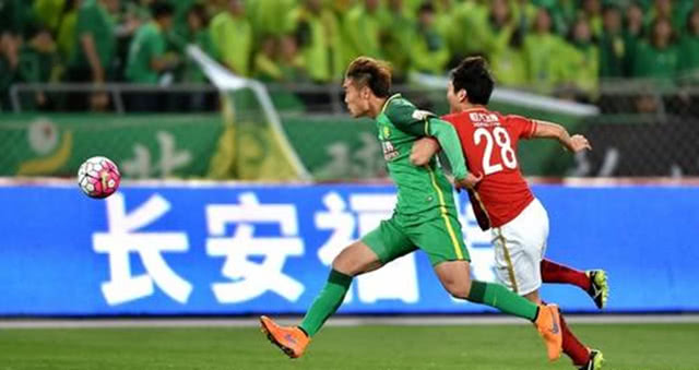 岁的单欢欢为国安出场,对面防守他的正是当时韩国国家队的队长金英权