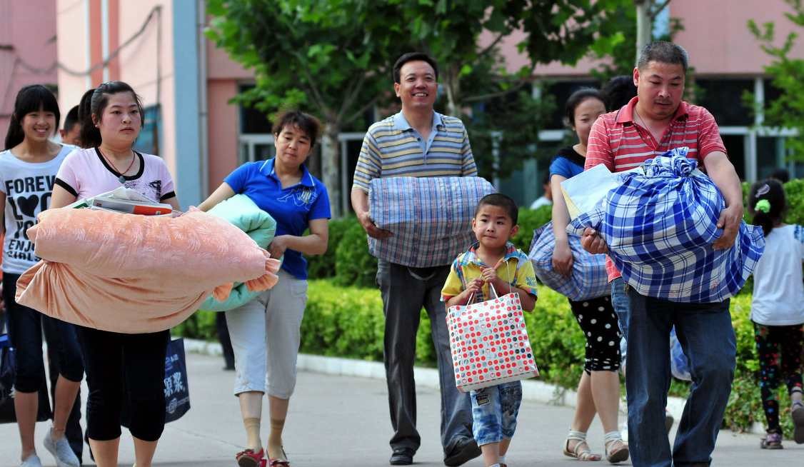 高考结束高温下家长帮孩子搬运物品的7个感人瞬间