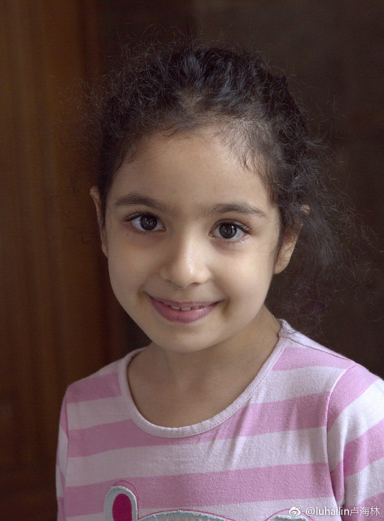 波斯小女孩天真可爱,笑脸如阳光般灿烂.