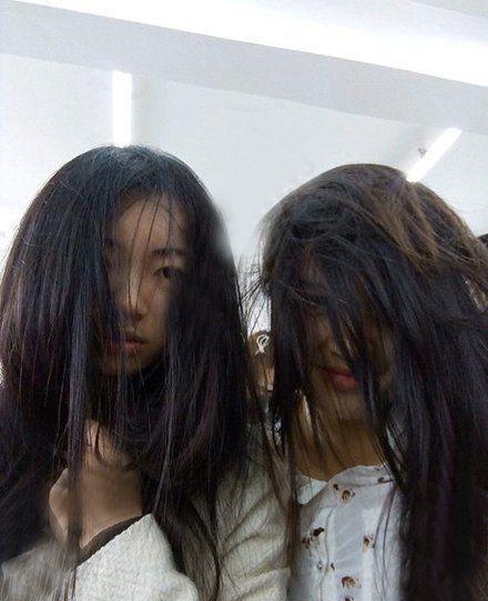 妹子说了多少次了刮大风就不要出门了现在形象全毁了吧