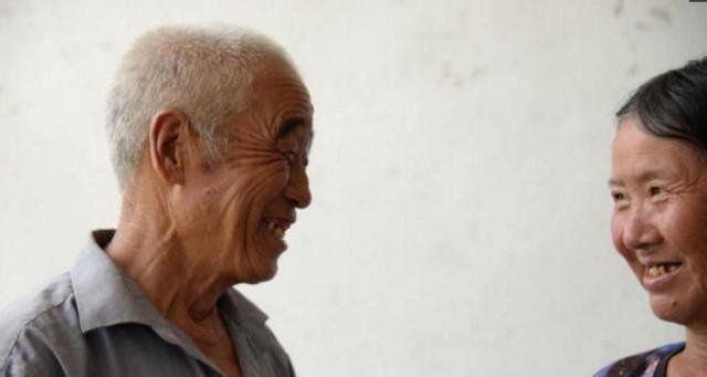 老汉结婚50第一次看清媳妇模样,张嘴第一句话却是:长得真丑|大爷|老伴