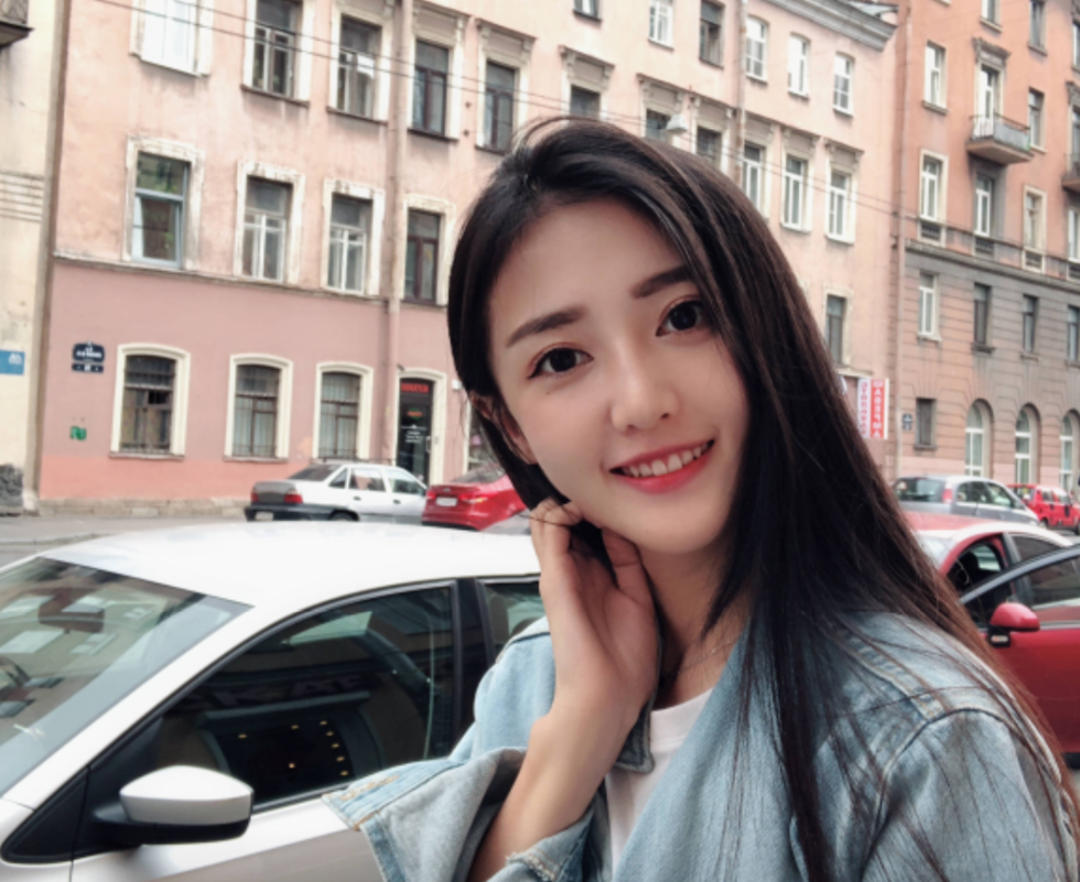 女足球解说员洋叮叮,晒出自己在俄罗斯世界杯期间的照片_新浪看点