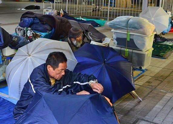 日本街头的流浪汉的落魄生活,很多下岗老人不去监狱就去流浪!