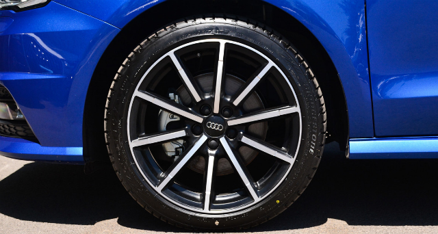 奥迪a1 2018款30tfsi限量典藏版,前轮胎规格为:215/40 r17,后轮胎规格