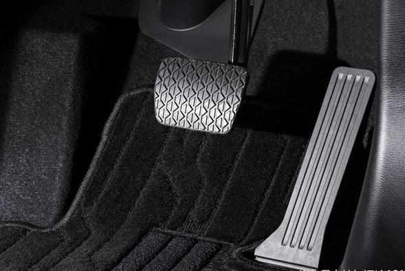 "地板式油门""悬吊式油门"哪个更好?网友:差别不是一般的大