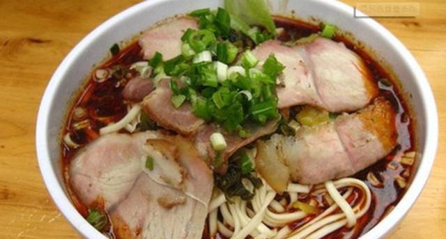 材料:卤肉,卤鹌鹑蛋,面条一把,青菜,芝麻香油,生抽,盐,白糖,蒜蓉香