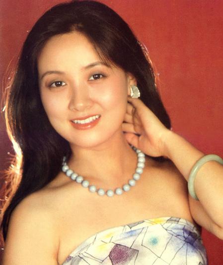 年轻时的邓婕美得不可方物,当年能和她媲美的也就是何晴了!