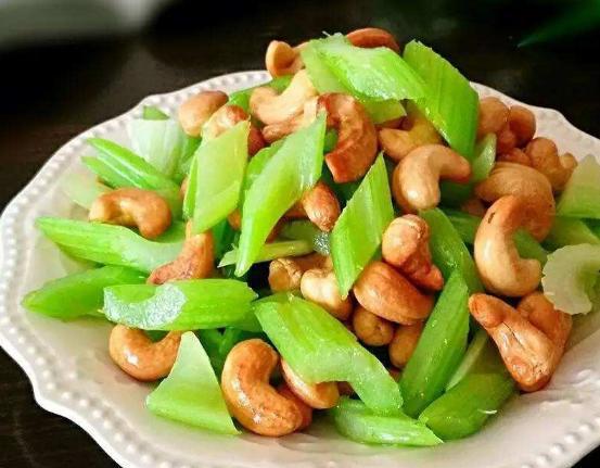 西芹炒腰果 家常做法 不容错过哦!
