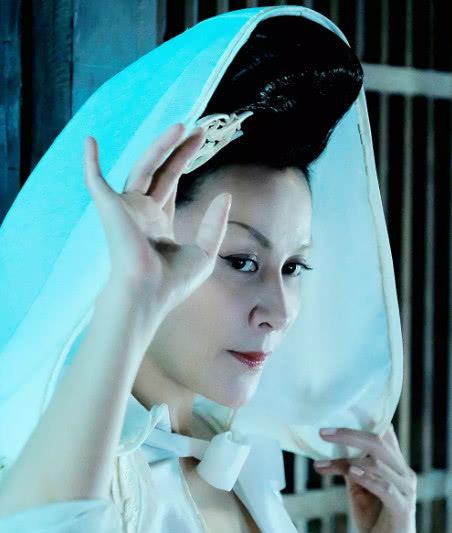 原以为她能靠经典翻身,可依旧没有存在感,她很需要一次蜕变!