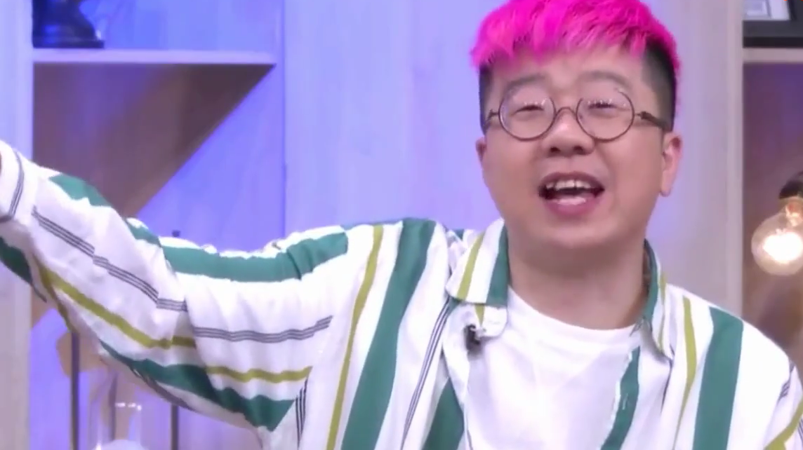 李诞与女友黑尾酱直播 开瘦脸大眼狂撒狗粮