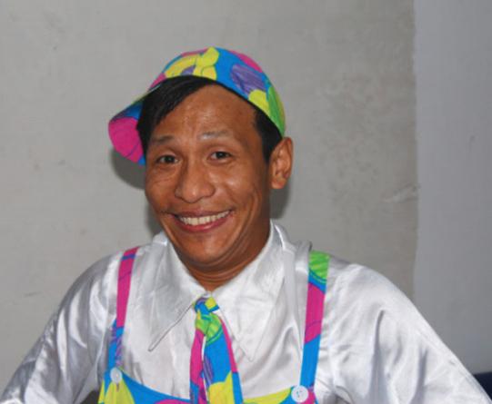 他曾被骗到黑店打工,因春晚忘词瞎编一句话爆红,今成接地气艺人