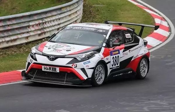 新车 正文 体验地点是距离市区80km以外的嗨谷赛车场,这里地势起伏