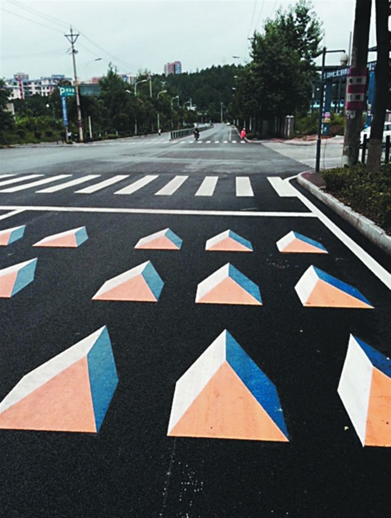 街头现3d斑马线,旨在减速让行,不知道司机的心理阴影有多大!