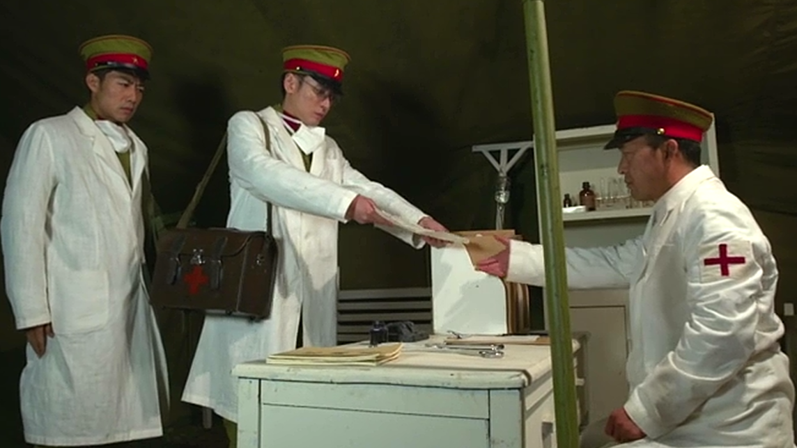 老团长把牧场职工当做战士,没想到被知青女医生大骂,吓懵了