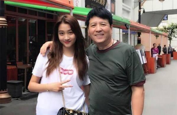 而关晓彤的爸爸,关少曾是影视演员,但是一直没有爆火,都是一些小角色.