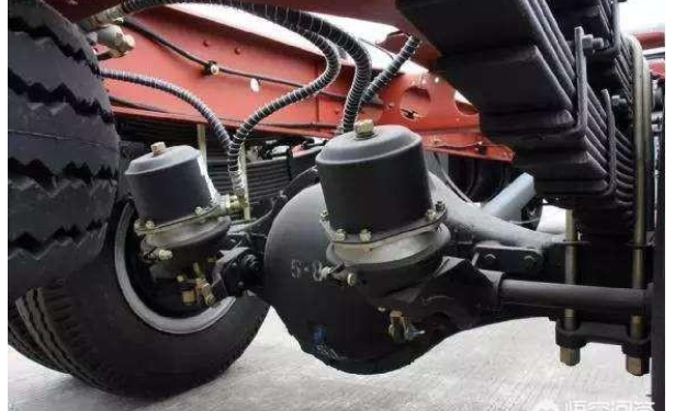 为何大货车的刹车都是鼓刹,而多数小汽车都是碟刹?