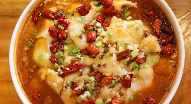 【水煮龙利鱼】【用料】龙利鱼两条,小油菜三把,生菜一棵,香菜两根