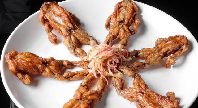 我们中国人什么都吃可不是白说的,来看看这蟾蜍宴