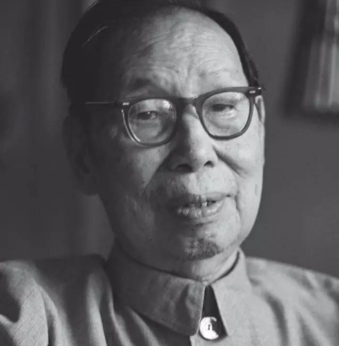 这个护着怀中菜坛子乞丐教授,告诉你,中国为何成功!