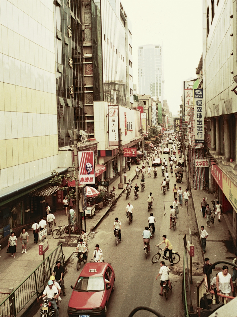 老照片 | 湖北武汉,1996年.米歇尔·彼得林