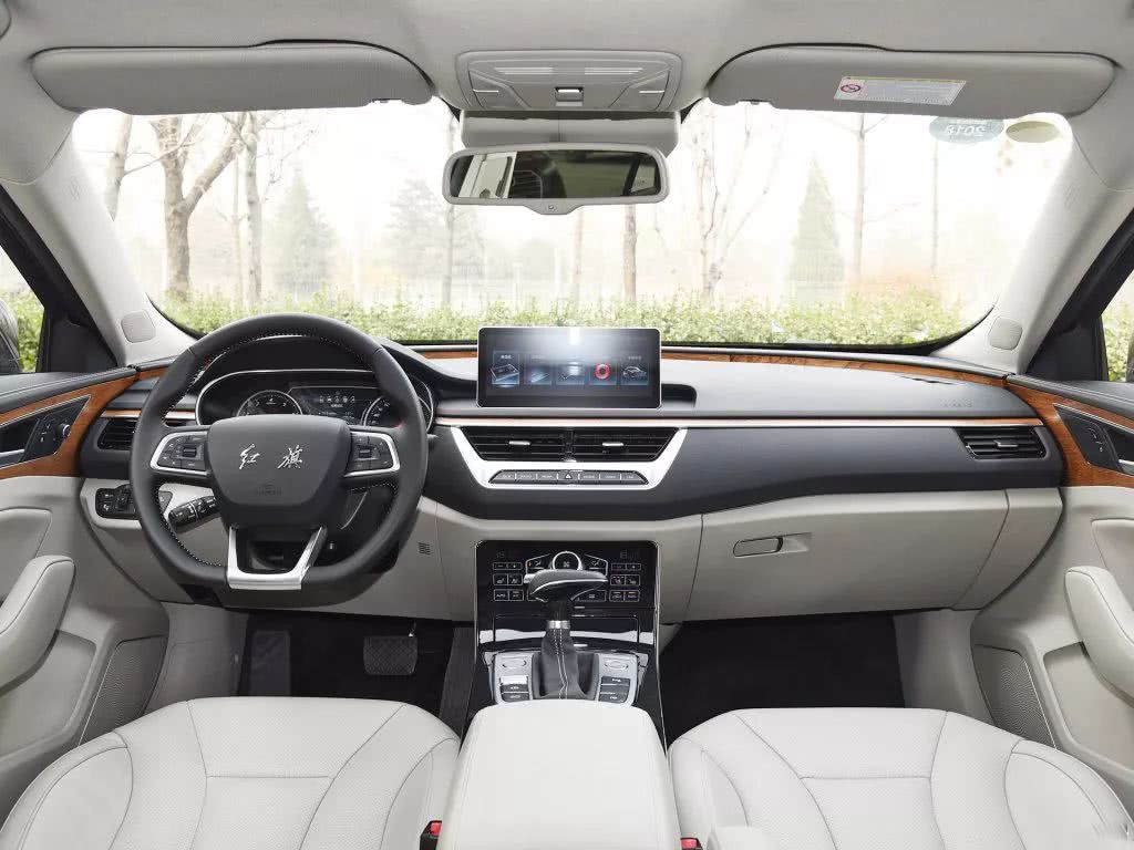 关于内饰车尾,小翘臀,很性感,这没问题;"红旗"两个字儿,也没问题,爱国