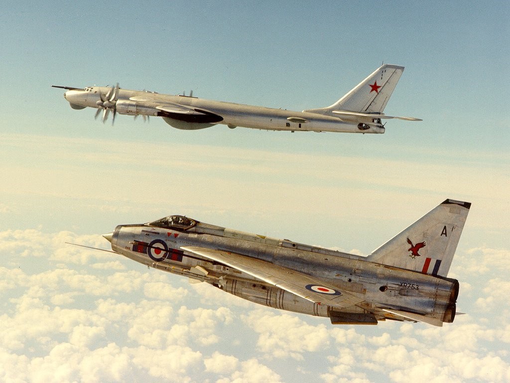 苏联俄罗斯图95熊式轰炸机虽是涡桨的但是航程远仍在使用中