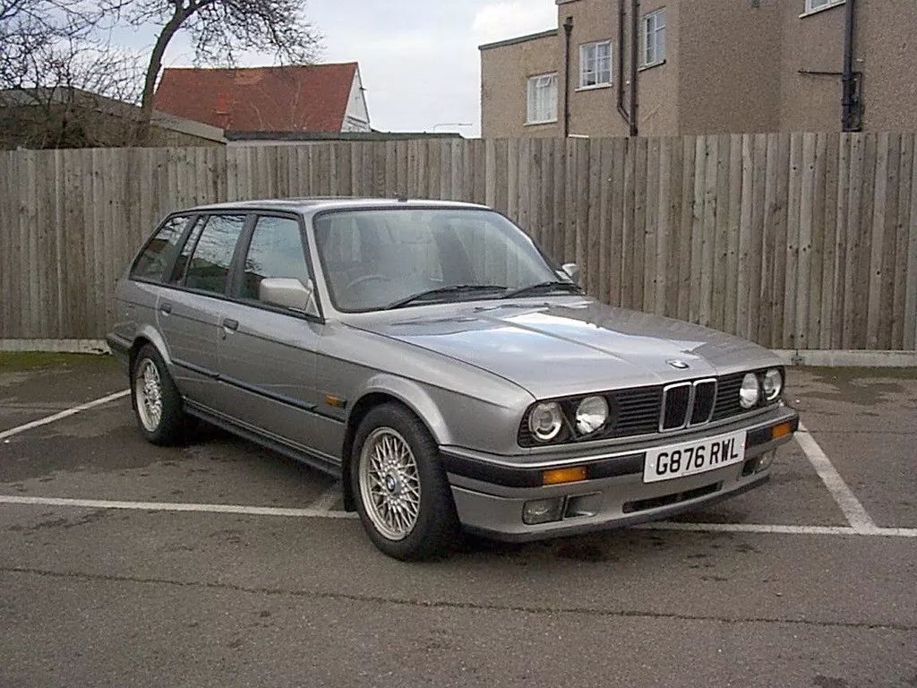 自媒体 正文 e30比上代车型轴距增加了4cm,重量也减轻了30公斤.