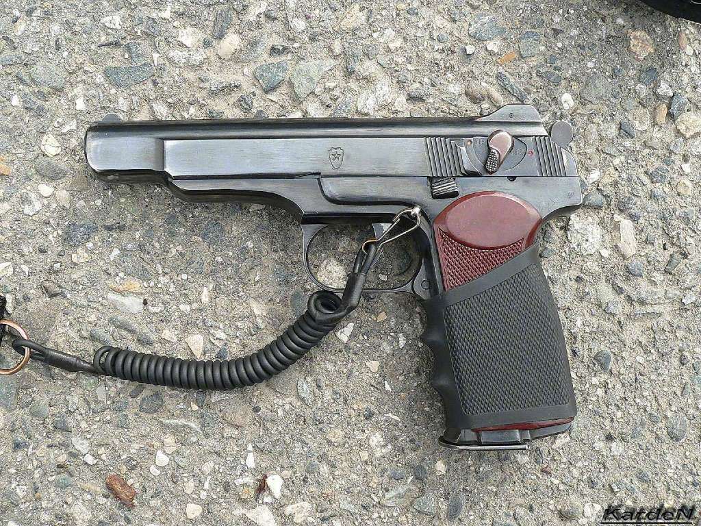 那个棕色的木质盒子枪套有人以为是德国的毛瑟手枪