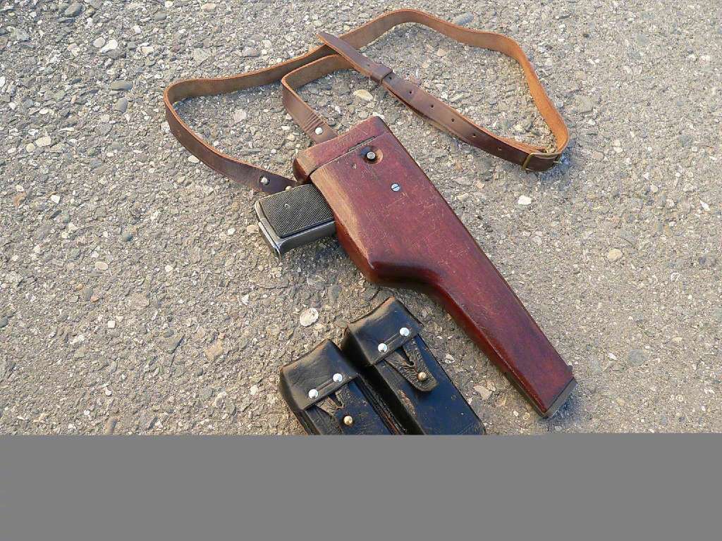 那个棕色的木质盒子枪套有人以为是德国的毛瑟手枪