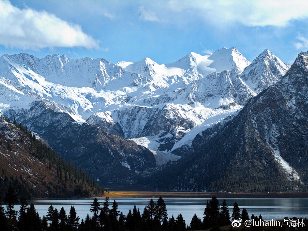 雀儿山位於沙鲁里山系北段,在四川甘孜州德格县境内