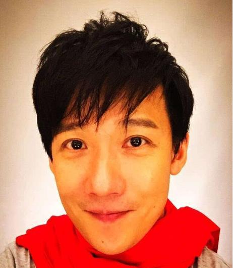 阿牛41岁女儿都16岁了,花百万整掉了虎牙,看起来比林志颖还年轻