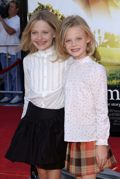 达科塔·范宁也经常在活动上合影,这么一对童星姐妹花也着实可爱至极