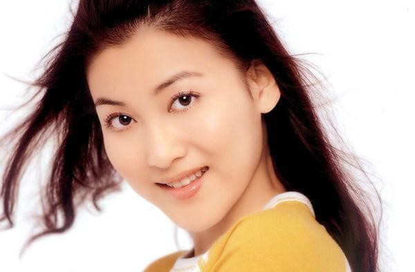 演小三成名却被男友出轨, 拒绝潜规则被雪藏, 开二手服装店养