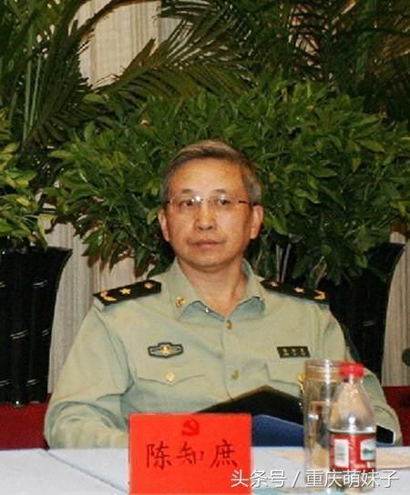 他曾历任师副参谋,副师长,警备区副司令等职,后他授少将衔,成为了一名
