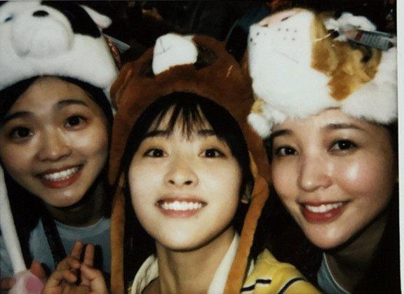 《小美好》女主沈月与金莎相约旅行,两代清纯女神同框笑容甜美