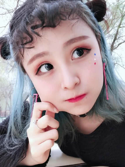 大胃王猫妹妹,快手红人,真名:毛月年;生日:1997年1月20日.